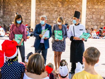 La remise de livres de recettes niçoises