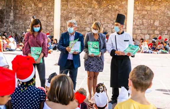 La remise de livres de recettes niçoises